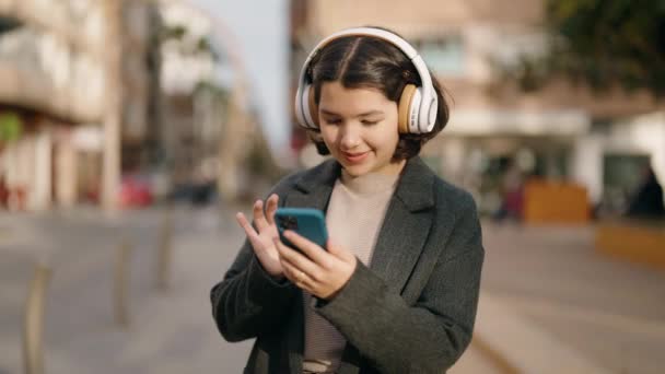 Jong Hispanic Meisje Glimlachen Zelfverzekerd Luisteren Naar Muziek Straat — Stockvideo
