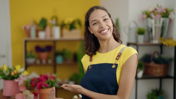 Ung Afrikansk Amerikansk Kvinna Florist Ler Tryggt Talar Blomsteraffär — Stockvideo