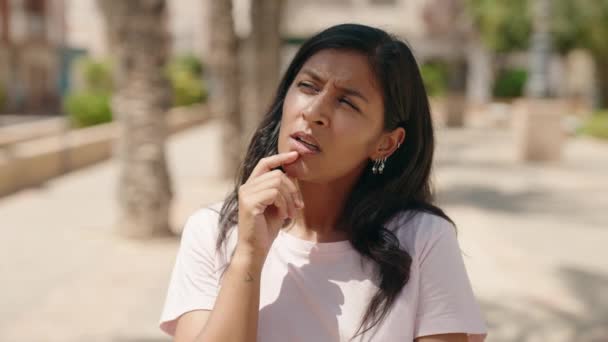 Tineri Frumoase Hispanic Femeie Picioare Îndoiala Expresie Parc — Videoclip de stoc