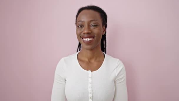 Afro Américaine Femme Souriant Confiant Soufflant Baiser Sur Fond Rose — Video