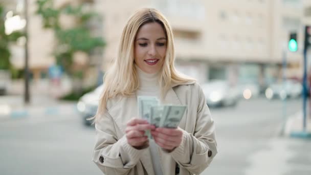 Mladá Blondýna Žena Úsměvem Sebevědomě Počítání Dolarů Ulici — Stock video