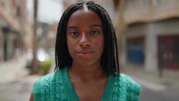 Afroamerykanka Uśmiecha Się Ufnością Wskazując Palcem Paszport Ulicy — Wideo stockowe