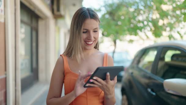 Νεαρή Όμορφη Ισπανόφωνη Γυναίκα Χαμογελά Αυτοπεποίθηση Χρησιμοποιώντας Touchpad Στο Δρόμο — Αρχείο Βίντεο