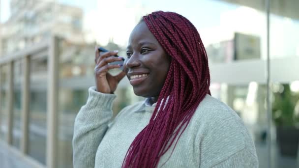 Afrikanerin Mit Geflochtenen Haaren Hört Sprachnachricht Mit Smartphone Auf Der — Stockvideo