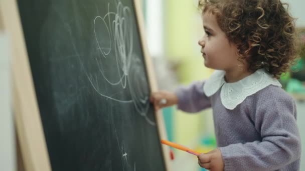 Adorável Hispânico Menina Pré Escolar Desenho Quadro Negro Jardim Infância — Vídeo de Stock