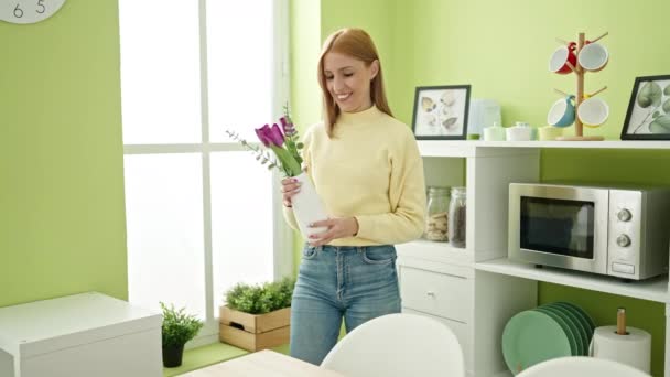 Genç Sarışın Kadın Gülümsüyor Çiçeklerle Dekore Ederken Kendinden Emin — Stok video