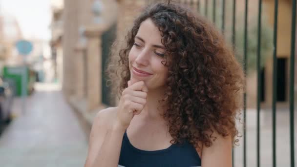 Joven Mujer Hispana Hermosa Pie Con Expresión Duda Calle — Vídeo de stock