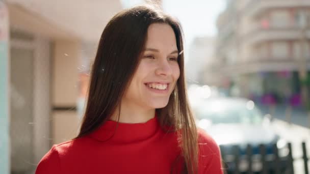 Jovem Mulher Sorrindo Confiante Rua — Vídeo de Stock
