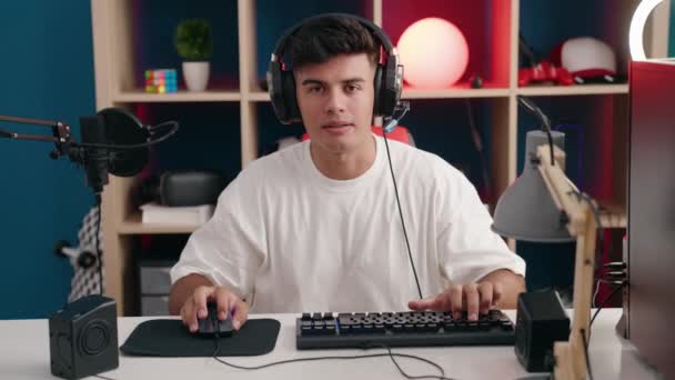Pemuda Hispanik Pelontar Bermain Video Game Menggunakan Komputer Ruang Game — Stok Video