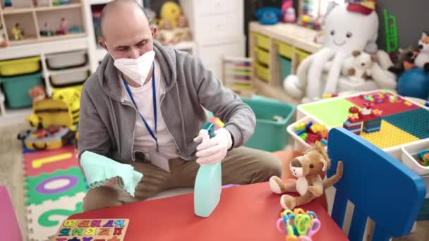 Jeune Homme Chauve Enseignant Préscolaire Portant Masque Médical Table Nettoyage — Video
