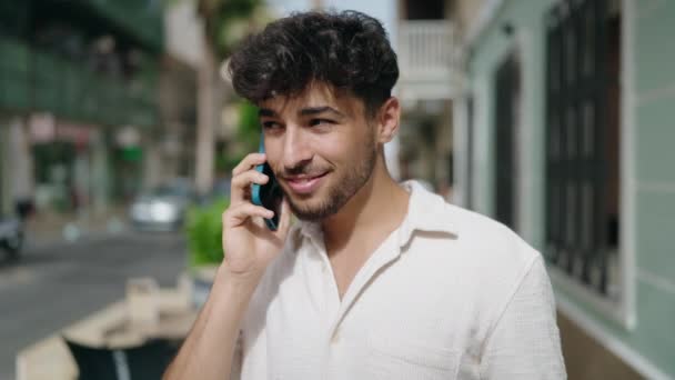 Молодой Араб Улыбается Уверенно Разговаривая Смартфону Улице — стоковое видео