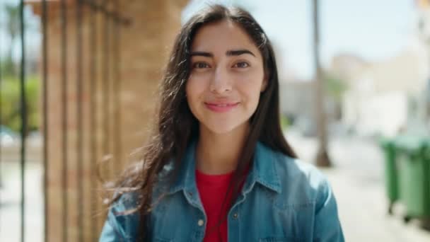Joven Chica Hispana Sonriendo Confiada Pie Con Los Brazos Cruzados — Vídeo de stock