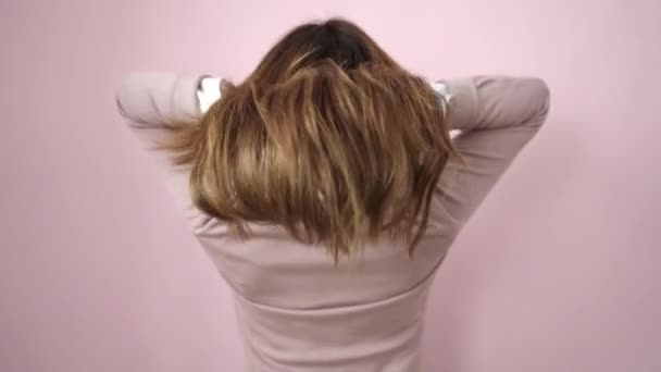 Genç Güzel Spanyol Bir Kadın Saçlarını Tarıyor Pembe Bir Arka — Stok video