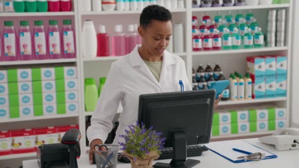 Farmacéutica Afroamericana Usando Computadora Touchpad Farmacia — Vídeos de Stock