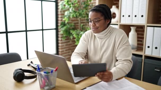 Trabajadora Negocios Afroamericana Usando Touchpad Laptop Oficina — Vídeos de Stock