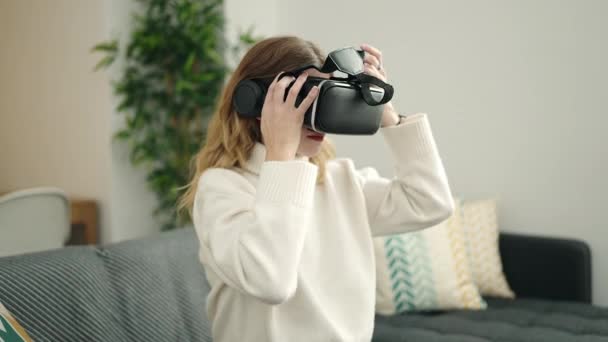 Jovem Loira Jogando Videogame Usando Óculos Realidade Virtual Casa — Vídeo de Stock