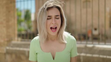 Sokakta hazırlıksız duran genç bir kadın.