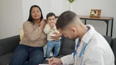 Çift ve oğul klinikte tıbbi danışmanlık yapıyorlar.