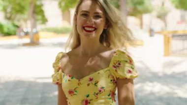 Genç, güzel İspanyol kadın, gülümsüyor. Kendine güveni tam.