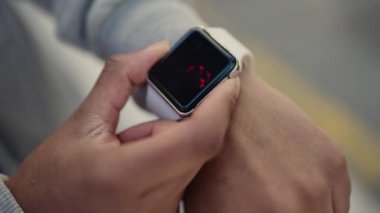 Sokakta kronometre kullanan Afrikalı Amerikalı kadın.