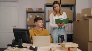 Ofiste çalışan genç çift dış ticaret işçileri.