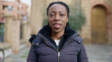 Afro-Amerikalı kadın gülümsüyor. Kendine güveniyor.