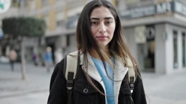 Sokakta kendine gülen güzel İspanyol bir kız öğrenci.