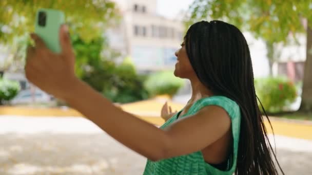Afričanky Americká Žena Usmívá Sebevědomě Videohovory Parku — Stock video