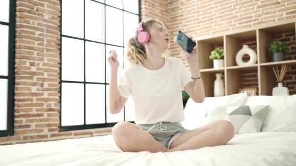 Young Blonde Woman Sitting Bed Listening Music Singing Bedroom — Stockvideo