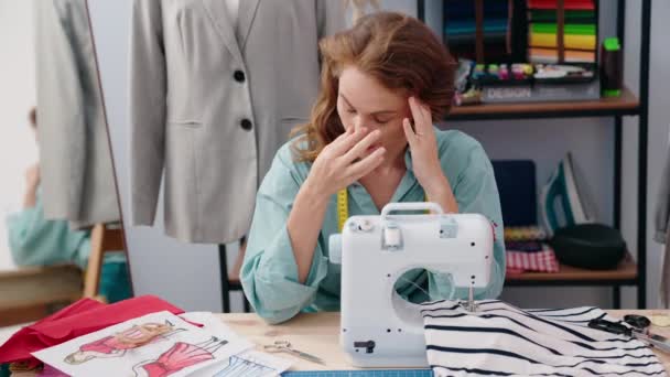年轻漂亮的惊慌失措的女裁缝强调要在裁缝店用缝纫机 — 图库视频影像