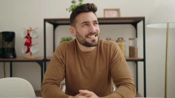 Joven Hombre Hispano Sonriendo Confiado Sentado Mesa Casa — Vídeos de Stock