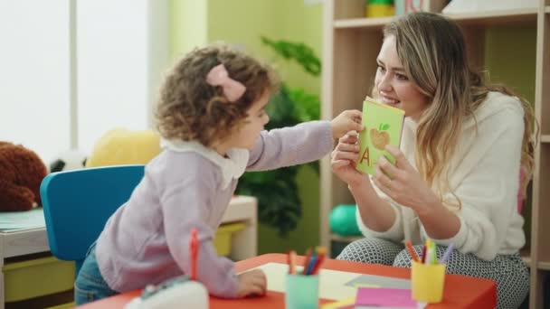 Lehrerin Und Kleinkind Sitzen Bei Sprachunterricht Kindergarten Tisch — Stockvideo