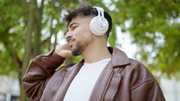 Mladý Arabský Muž Usměvavý Sebevědomě Poslouchat Hudbu Parku — Stock video