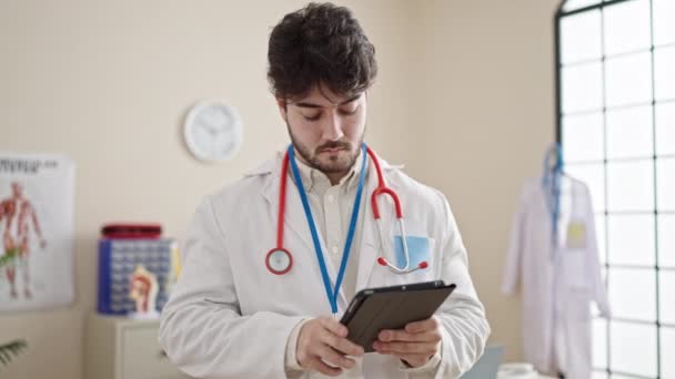 在诊所使用触摸板的年轻医生 — 图库视频影像