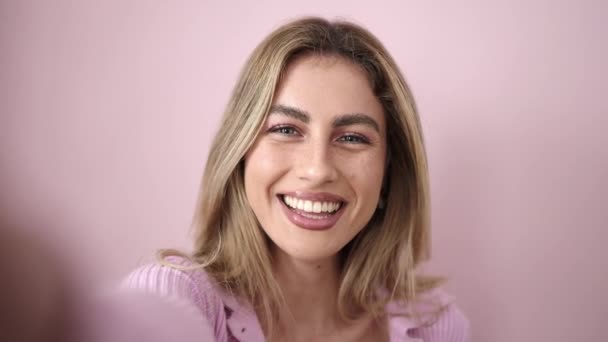 Молода Блондинка Посміхається Впевнений Має Відеодзвінок Над Ізольованим Рожевим Тлом — стокове відео