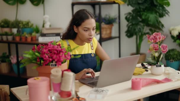 Молода Афроамериканська Жінка Флористка Посміхається Впевнено Використовуючи Ноутбук Квіткарні — стокове відео