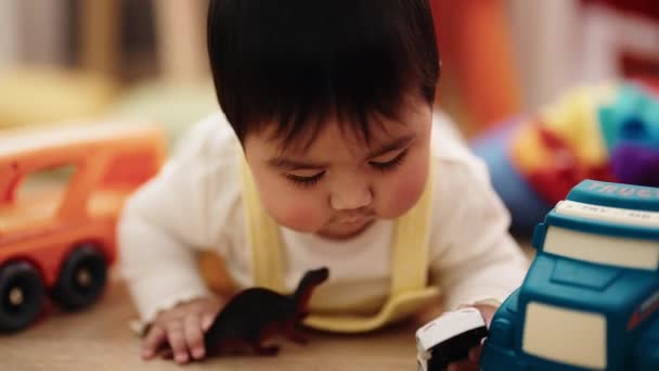 Bedårande Hispanic Baby Leka Med Bilar Leksak Ligger Golvet Dagis — Stockvideo
