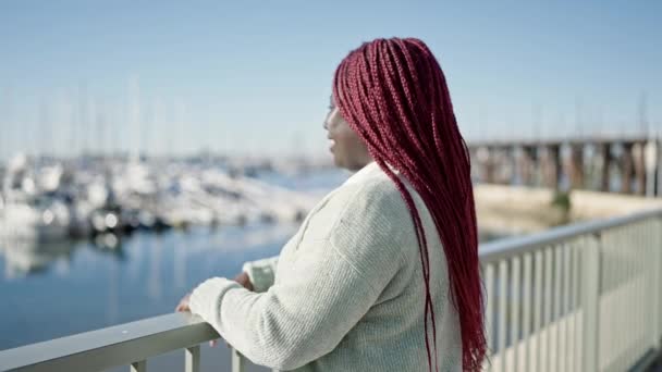 Afrikansk Kvinna Med Flätat Hår Leende Säker Vid Havet — Stockvideo