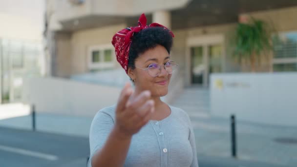 Африканская Американка Улыбается Уверенно Делая Идущий Жест Рукой Улице — стоковое видео