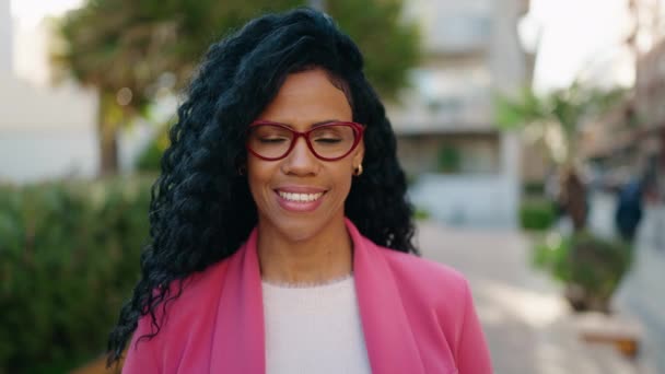 Afrikaans Amerikaanse Vrouw Executive Glimlachen Zelfverzekerd Staan Park — Stockvideo