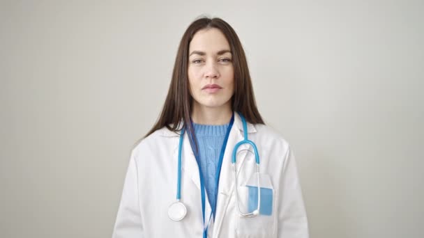 Jeune Femme Caucasienne Médecin Demandant Silence Sur Fond Blanc Isolé — Video