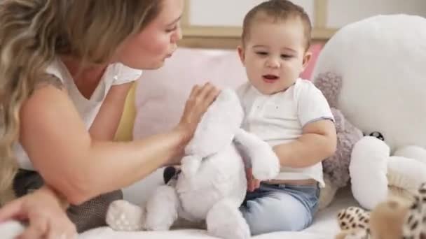 Мати Син Грають Ліжку Ляльками Спальні — стокове відео