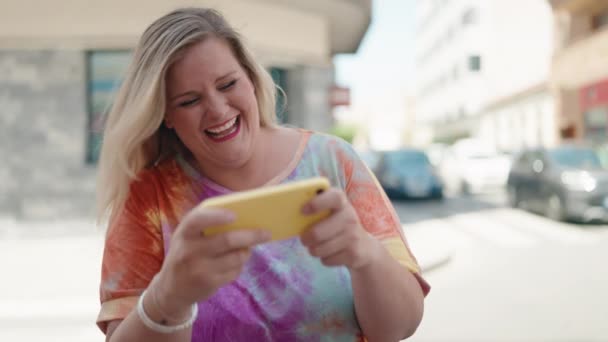 Jonge Vrouw Glimlachen Zelfverzekerd Kijken Video Smartphone Straat — Stockvideo