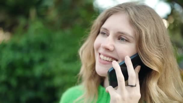 Wanita Pirang Muda Tersenyum Percaya Diri Berbicara Smartphone Taman — Stok Video