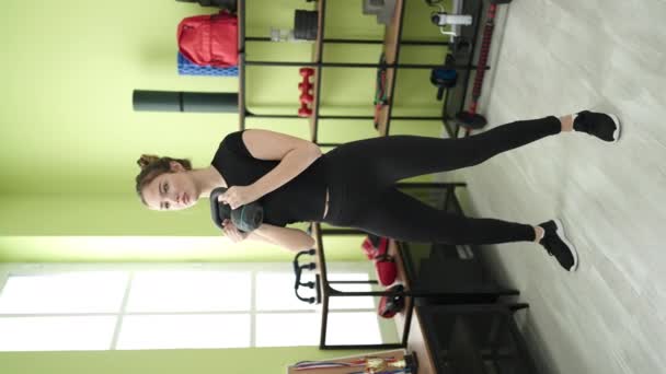 Young Beautiful Hispanic Woman Training Legs Exercise Sport Center — Vídeo de stock