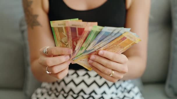 南アフリカのブランド紙幣を自宅で数える若い女性 — ストック動画