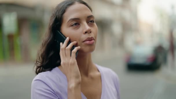 Νεαρή Αφροαμερικανή Που Μιλάει Smartphone Ανήσυχη Έκφραση Στο Δρόμο — Αρχείο Βίντεο