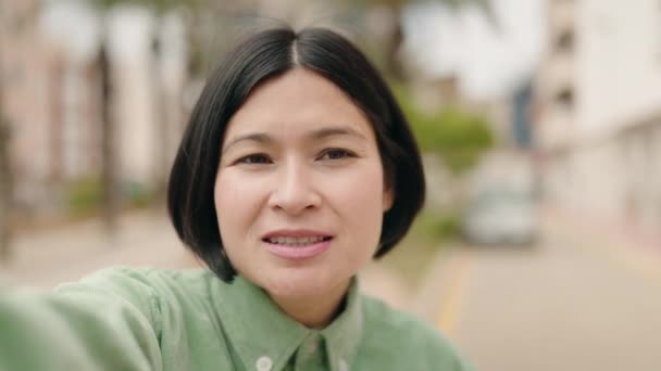 Junge Chinesin Lächelt Zuversichtlich Bei Videoanruf Auf Der Straße — Stockvideo