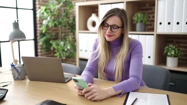 Mujer Joven Rubia Trabajadora Negocios Usando Smartphone Sentado Mesa Oficina — Vídeos de Stock