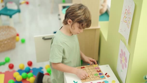 Roztomilý Kavkazský Chlapec Hraje Matematikou Puzzle Hru Školce — Stock video